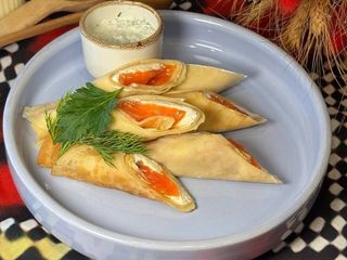 Млинці з лососем та крем сиром