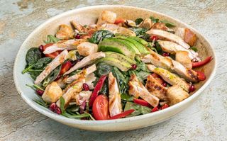 Salata cu pui si avocado