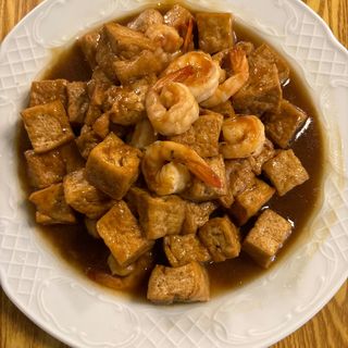 Tofu frito con gambas 