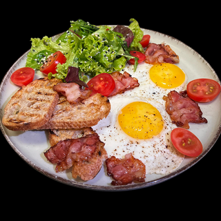 Оката яєчня  з беконом