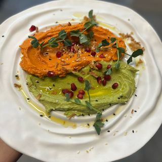 Duo de Hummus cu Kapia & Busuioc & Pita bread