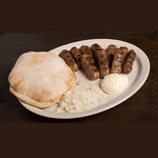 8 ćevapa i cela lepinja