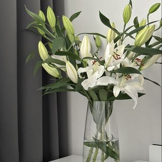 Bouquet de 5 lys avec vase 