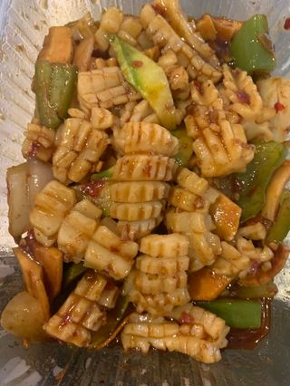 82В. Калмари с люто сос и зеленчуци (550гр)