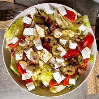 Свежа салата с ядково фета сирена (веган) (1бр)