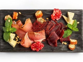 Добірка витриманих сирів і в’ялених делікатесів (150g)