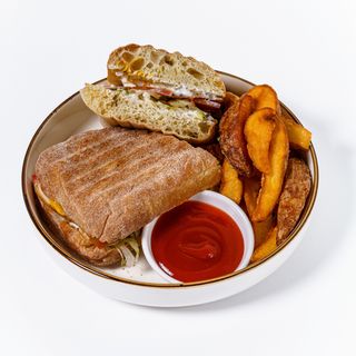 Чиабатта-сэндвич с курицей и дольками