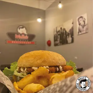 Hamburger chicken -servito con patate dippers + Lattina Coca-Cola