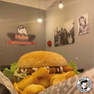 Hamburger chicken -servito con patate dippers + Lattina Coca-Cola