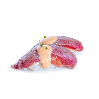 Nigiri de atun flameado con salsa kimuchi 