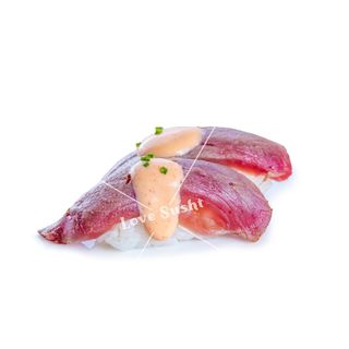 Nigiri de atun flameado con salsa kimuchi 