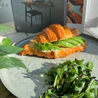 Круассан с авокадо