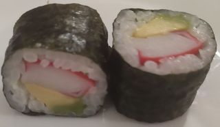 6，Maki de Aguacate con Surimi, 8 Piezas
