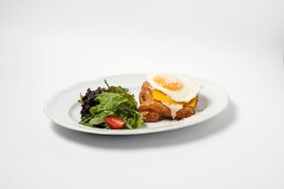 Глазунья в денише с индейкой, сыром и салатом