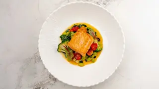 Стейк из лосося с брокколи и овощным жу