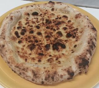 Pizza ripiena con mozzarella fior di latte e prosciutto cotto