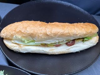 Gril kobaja sendvič