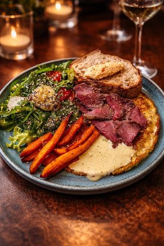 Зелений омлет з ростбіфом та бататом