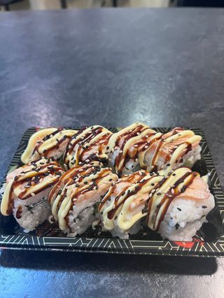 Roll especial de salmon flameado (8u)
