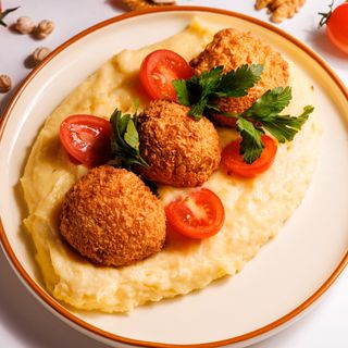 Cheese ball из курицы с картофельным пюре и сливочно-сырным соусом 