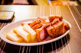 Chicharrones Con Queso (Ración)