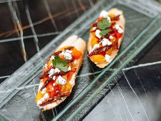 Брускети з запеченим болгарським перцем, в'яленими томатами та фетою 180г