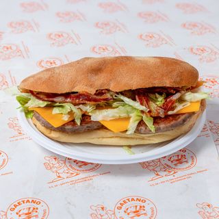 Panino hamburger, cheddar, insalata e bacon