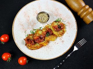 ДЕРУНИ ЗІ СМЕТАНОЮ ТА ГРИБНИМ СОУСОМ (250g)