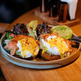 კვერცხი ბენედიქტი ტოსტზე მსუბუქად დამარილებული ორაგულით და გუაკამოლე სოუსით/Eggs Benedict on toast with lightly salted salmon and guacamole sauce