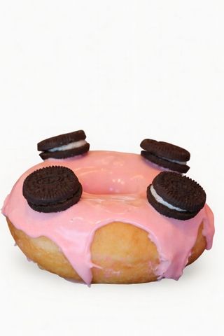 Donut De Chocolate Blanco Y Fresa Con Oreo