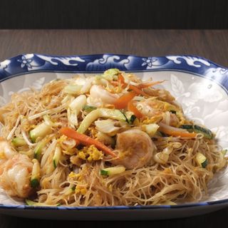 32. Spaghetti di riso con gamberi