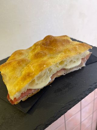 Pizza prosciutto crudo e mozzarella