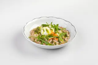 Каша гречневая с индейкой и яйцом пашот
