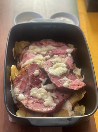 Ciolan de porc la cuptor cu branza si savoare de usturoi