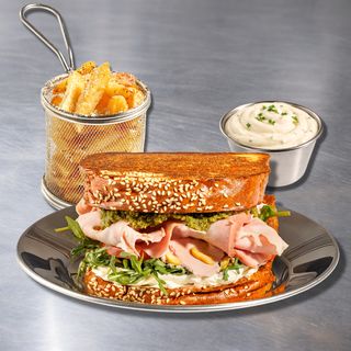 Meniu Morttadela & Pesto, Cartofi prajiti si Bautura Racoritoare