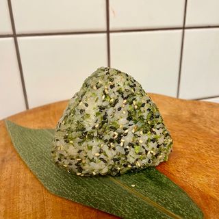 Onigiri de furikake vegano