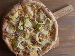 Піца з беконом, чедер соусом, та хрустким айзбергом (570g)