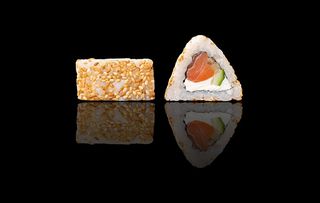 Філадельфія з лососем в кунжуті  (8шт/260г)