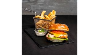 Meniu Burger pui + cartofi prăjiți + Pepsi (250ml)