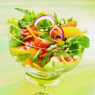 Insalata verde, condimento e pane