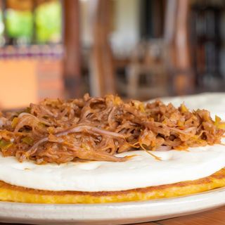 Cachapa con Carne mechada y queso de mano