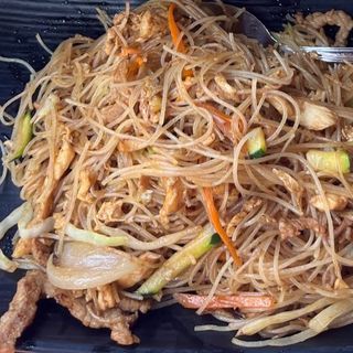 Fideos de arroz con tres delicias