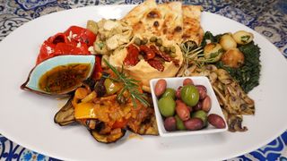 TAVOLA ITALIANA VEGETALE PER 4 PERSONE