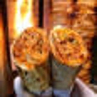 Lahmacun Mixto Con Ensalada Y Queso