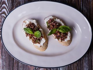 Брускетта з рікоттою, анчоусами та в'яленими томатами