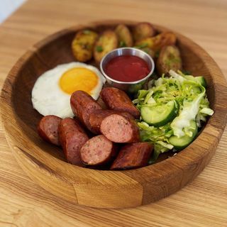 Сніданок з яєшнею та Баварською ковбаскою 