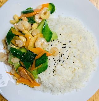 64. Fried cashew nuts with tiger shrimp with rice