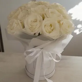 Flower box róża biała rozmiar M 