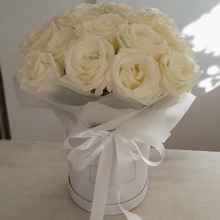 Flower box róża biała rozmiar M 