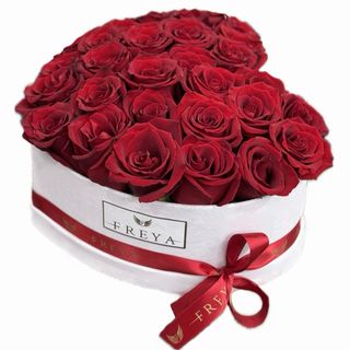 Cutie medie inima allba cu 21 trandafiri Freedom